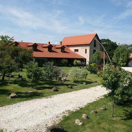 Malomdulo Farmhaz Guest House Pilisborosjeno Exterior photo